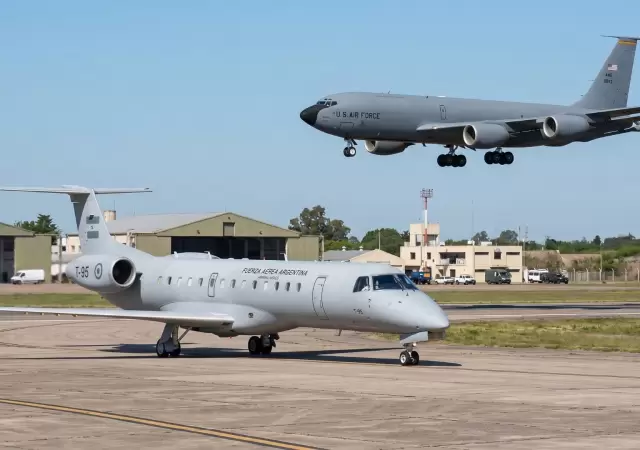 El KC-135 Stratotanker ser� el encargado de reabastecer en vuelo a los cazas F-16, multiplicando su alcance estrat�gico.