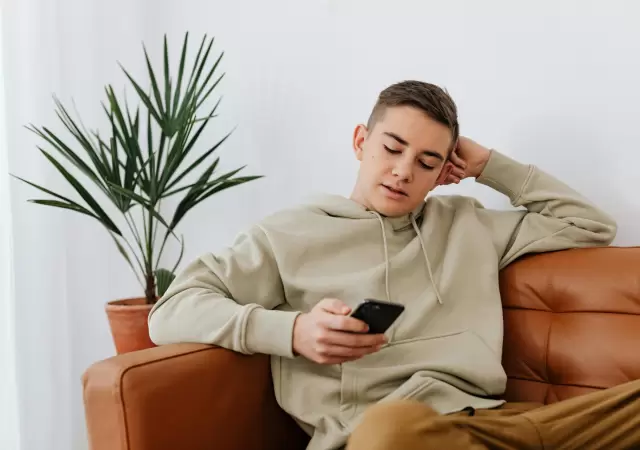 La psic�loga Mar�a Scipioni advierte que los adolescentes necesitan l�mites adultos para superar la adicci�n.