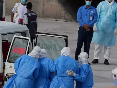 Trabajadores de la salud evacuan del crucero MV Hondius en Cabo Verde a las tres personas sospechosas de tener hantavirus.
