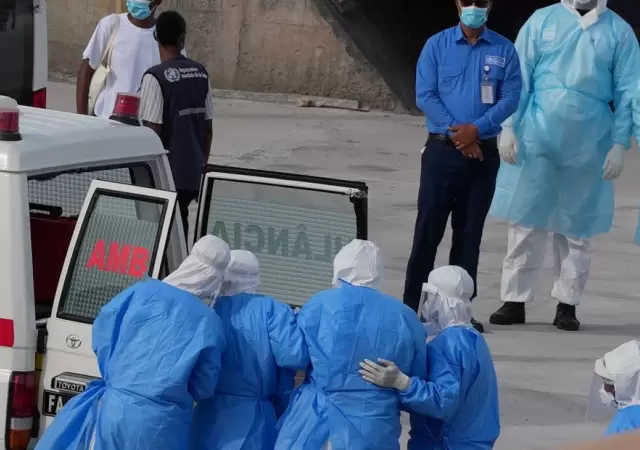Trabajadores de la salud evacuan del crucero MV Hondius en Cabo Verde a las tres personas sospechosas de tener hantavirus.