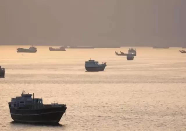 Ataque estadounidense contra barcos iran�es cerca de Om�n deja heridos y desaparecidos.
