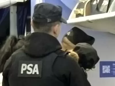Descubren a pareja teniendo sexo en pleno vuelo.