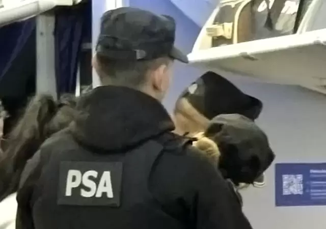 Descubren a pareja teniendo sexo en pleno vuelo.