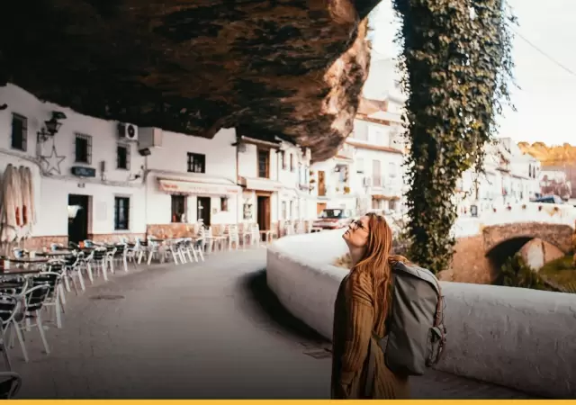 Setenil de las Bodegas, en C�diz: un trazado urbano �nico donde las viviendas se funden con la formaci�n rocosa natural.