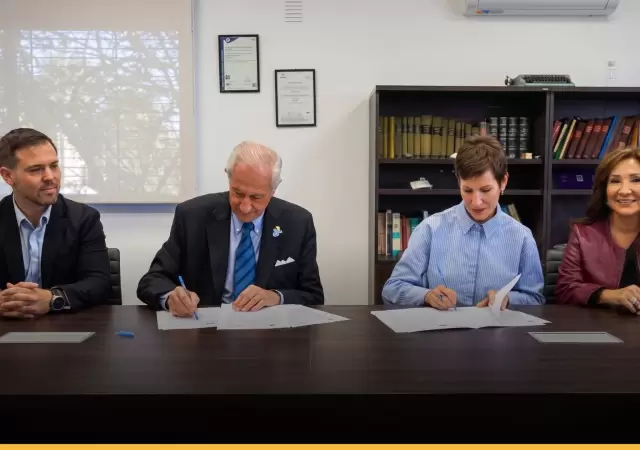 Representantes del Gobierno de Mendoza y autoridades de la UDA durante la firma del convenio para el desarrollo del capital humano minero.