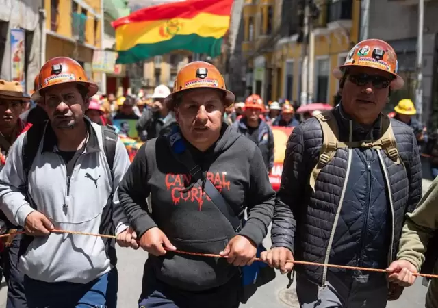Crisis en Bolivia: protestas y bloqueos exigen renuncia de Rodrigo Paz.