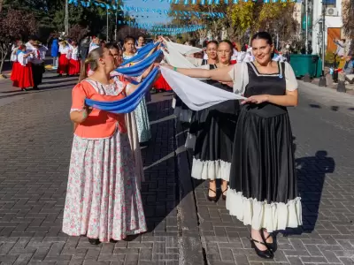 Maip� celebra la fecha patria con el Gran Peric�n Nacional, 150 bailarines y chocolate gratis.