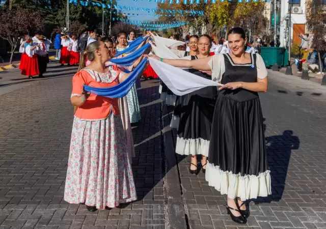 Maip� celebra la fecha patria con el Gran Peric�n Nacional, 150 bailarines y chocolate gratis.
