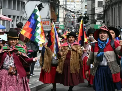 La polic�a y el ej�rcito realizan operativo conjunto para abrir las rutas en Bolivia mientras Rodrigo Paz acusa a Evo Morales de buscar el poder.