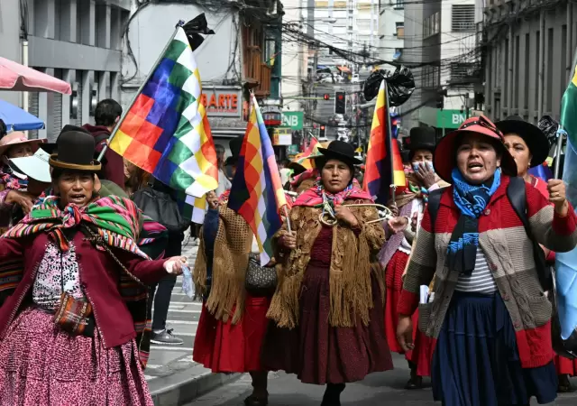 La polic�a y el ej�rcito realizan operativo conjunto para abrir las rutas en Bolivia mientras Rodrigo Paz acusa a Evo Morales de buscar el poder.