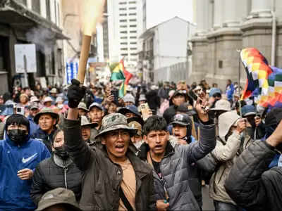 Habilitaron a las Fuerzas Armadas a intervenir en los 150 bloqueos que paralizan al pa�s.