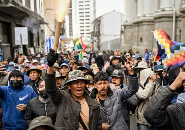 Habilitaron a las Fuerzas Armadas a intervenir en los 150 bloqueos que paralizan al pa�s.