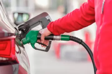 La nafta s�per se comercializ� en mayo a 1,54 d�lares por litro, frente a los 2,20 que pagaron los conductores en Uruguay.