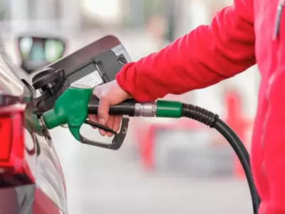 La nafta s�per se comercializ� en mayo a 1,54 d�lares por litro, frente a los 2,20 que pagaron los conductores en Uruguay.