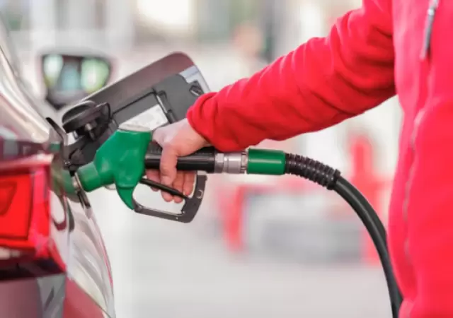 La nafta s�per se comercializ� en mayo a 1,54 d�lares por litro, frente a los 2,20 que pagaron los conductores en Uruguay.