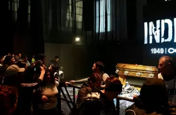Miles de fan�ticos despiden al l�der ricotero frente a un altar cargado de simbolismo.