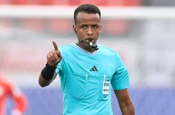 Omar Artan, hist�rico �rbitro de la FIFA, se queda sin Mundial tras ser deportado en la frontera.