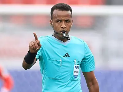 Omar Artan, hist�rico �rbitro de la FIFA, se queda sin Mundial tras ser deportado en la frontera.