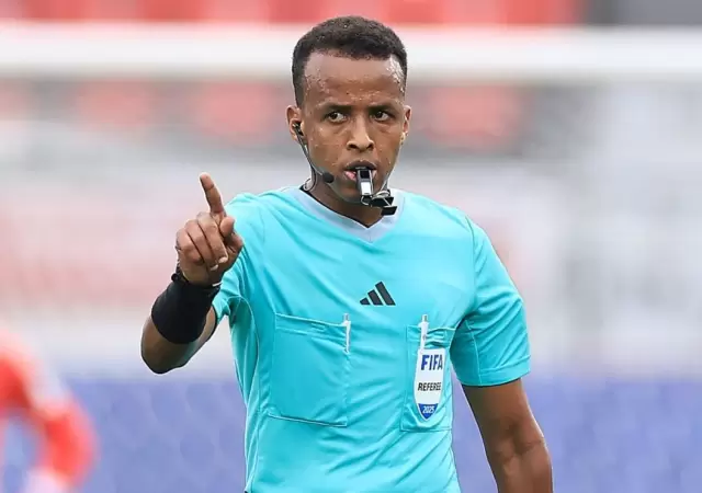 Omar Artan, hist�rico �rbitro de la FIFA, se queda sin Mundial tras ser deportado en la frontera.