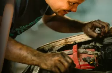 �Cu�nto cuesta llevar el auto al taller? El impactante valor de la hora de un mec�nico en 2026