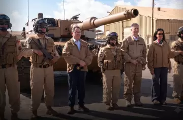 Jos� Antonio Kast supervisa la modernizaci�n de la fuerza blindada chilena en la Brigada Coraceros.