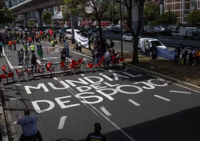 El Mundial de la tensi�n: maestros y colectivos cercan la CDMX a horas de la ceremonia de apertura.