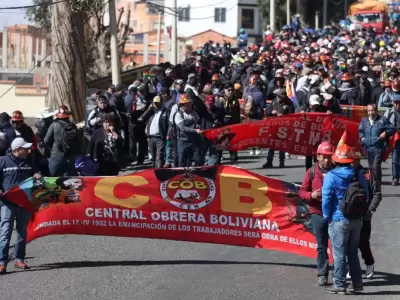 Manifestantes se enfrentaron a la polic�a luego de confirmarse la detenci�n del l�der de la Federaci�n T�pac Katari.