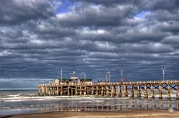 En 2025, Mar del Tuy� cumpli� su 80 aniversario y plantaron �rboles con los nombres de los pioneros en el muelle.
