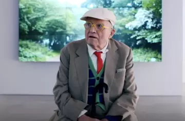 As� recordamos a David Hockney, el genio que revolucion� el arte moderno.