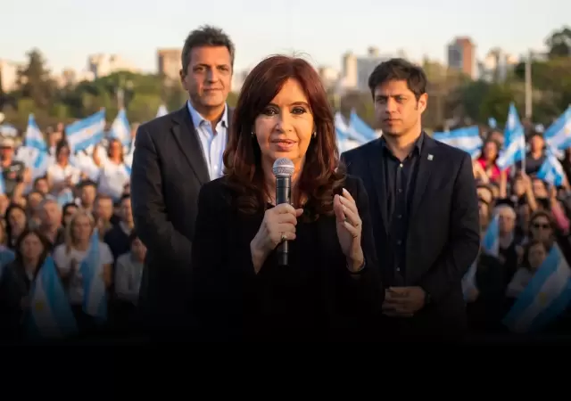 La expresidenta busca mantener su centralidad alentando una interna entre Massa y Kicillof.
