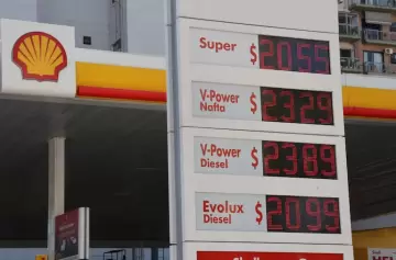 El petr�leo se desploma en el mundo: por qu� el precio de la nafta no bajar� en Argentina.
