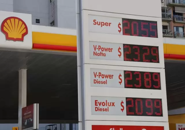 El petr�leo se desploma en el mundo: por qu� el precio de la nafta no bajar� en Argentina.