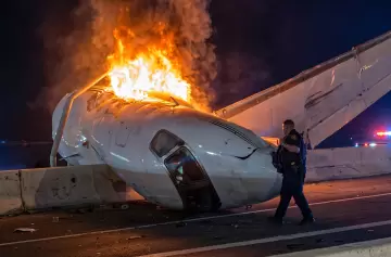 Cay� una avioneta en plena autopista y los conductores se volvieron h�roes.