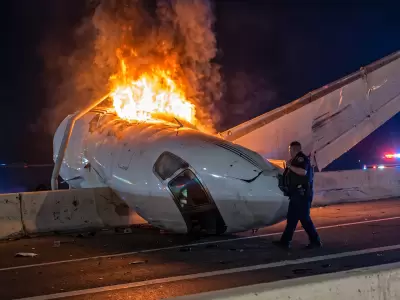 Cay� una avioneta en plena autopista y los conductores se volvieron h�roes.