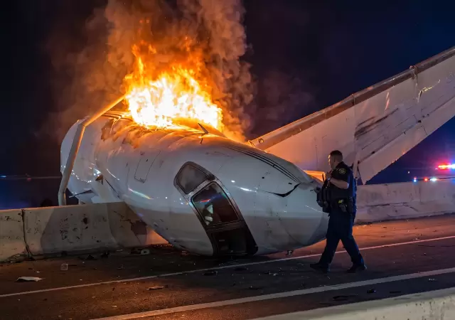 Cay� una avioneta en plena autopista y los conductores se volvieron h�roes.