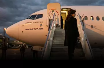 Ocho expilotos confirmaron nulo control y traslados privados en vuelos presidenciales.