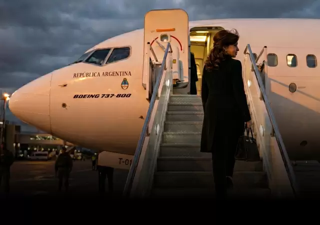 Ocho expilotos confirmaron nulo control y traslados privados en vuelos presidenciales.