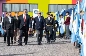 Los intendentes de San Mart�n y Jun�n presidieron el acto del d�a de la Bandera