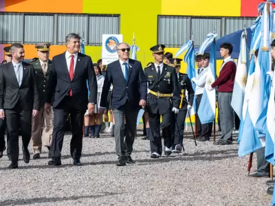 Los intendentes de San Mart�n y Jun�n presidieron el acto del d�a de la Bandera