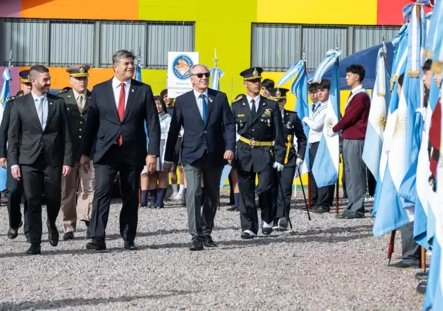 Los intendentes de San Mart�n y Jun�n presidieron el acto del d�a de la Bandera