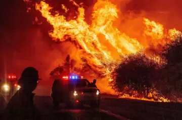 Mueren tres bomberos por incendios forestales en Estados Unidos y obligan a evacuaciones masivas.