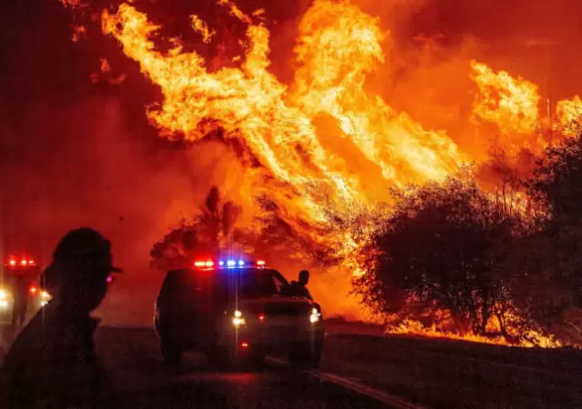Mueren tres bomberos por incendios forestales en Estados Unidos y obligan a evacuaciones masivas.