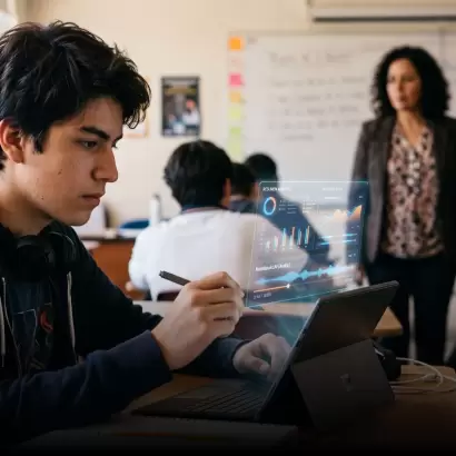 Estudiantes secundarios utilizan la tecnolog�a como un complemento din�mico para potenciar el aprendizaje a trav�s del juego.