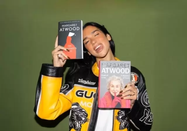 La estrella pop inaugur� una librer�a en Portugal con 100 obras censuradas.