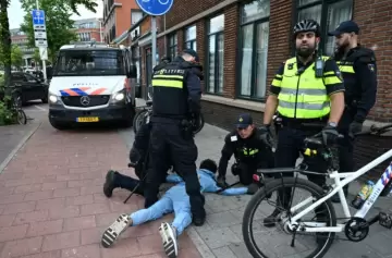 En La Haya, la comunidad marroqu� se enfrent� violentamente con la polic�a usando piedras y fuegos artificiales.