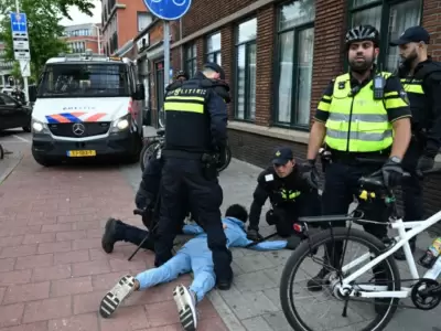 En La Haya, la comunidad marroqu� se enfrent� violentamente con la polic�a usando piedras y fuegos artificiales.