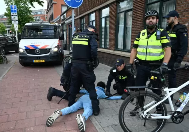 En La Haya, la comunidad marroqu� se enfrent� violentamente con la polic�a usando piedras y fuegos artificiales.