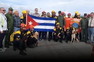 La llegada de rescatistas cubanos refuerza la hist�rica alianza geopol�tica con el chavismo.