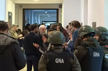 Protesta e incidentes en la Comisi�n de Energ�a At�mica: el Gobierno justific� las bajas-