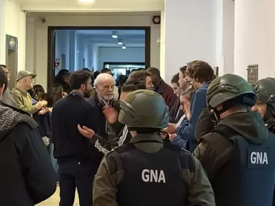 Protesta e incidentes en la Comisi�n de Energ�a At�mica: el Gobierno justific� las bajas-